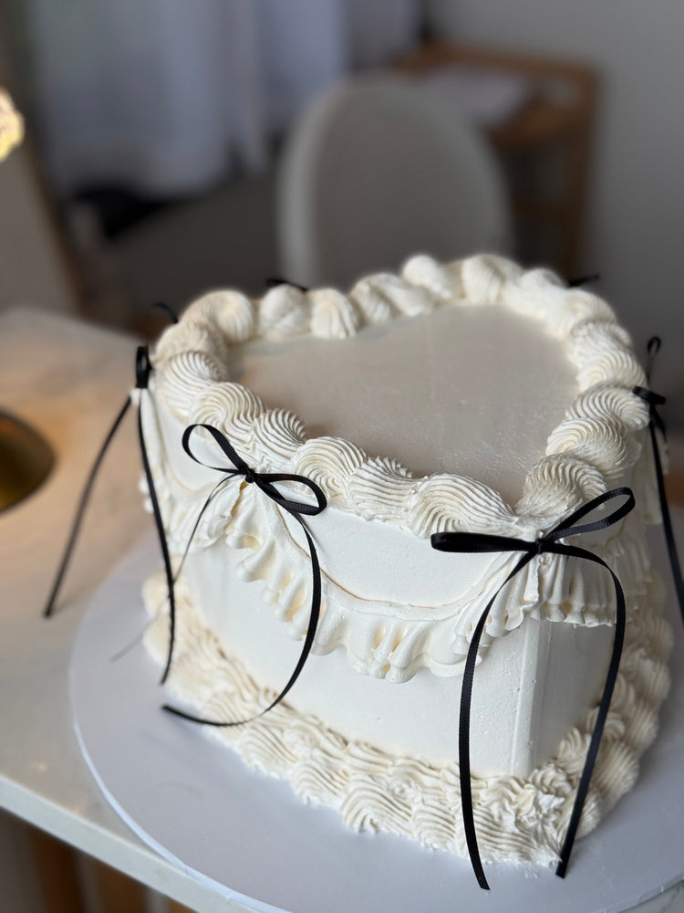 vintage cake heart shape with bows