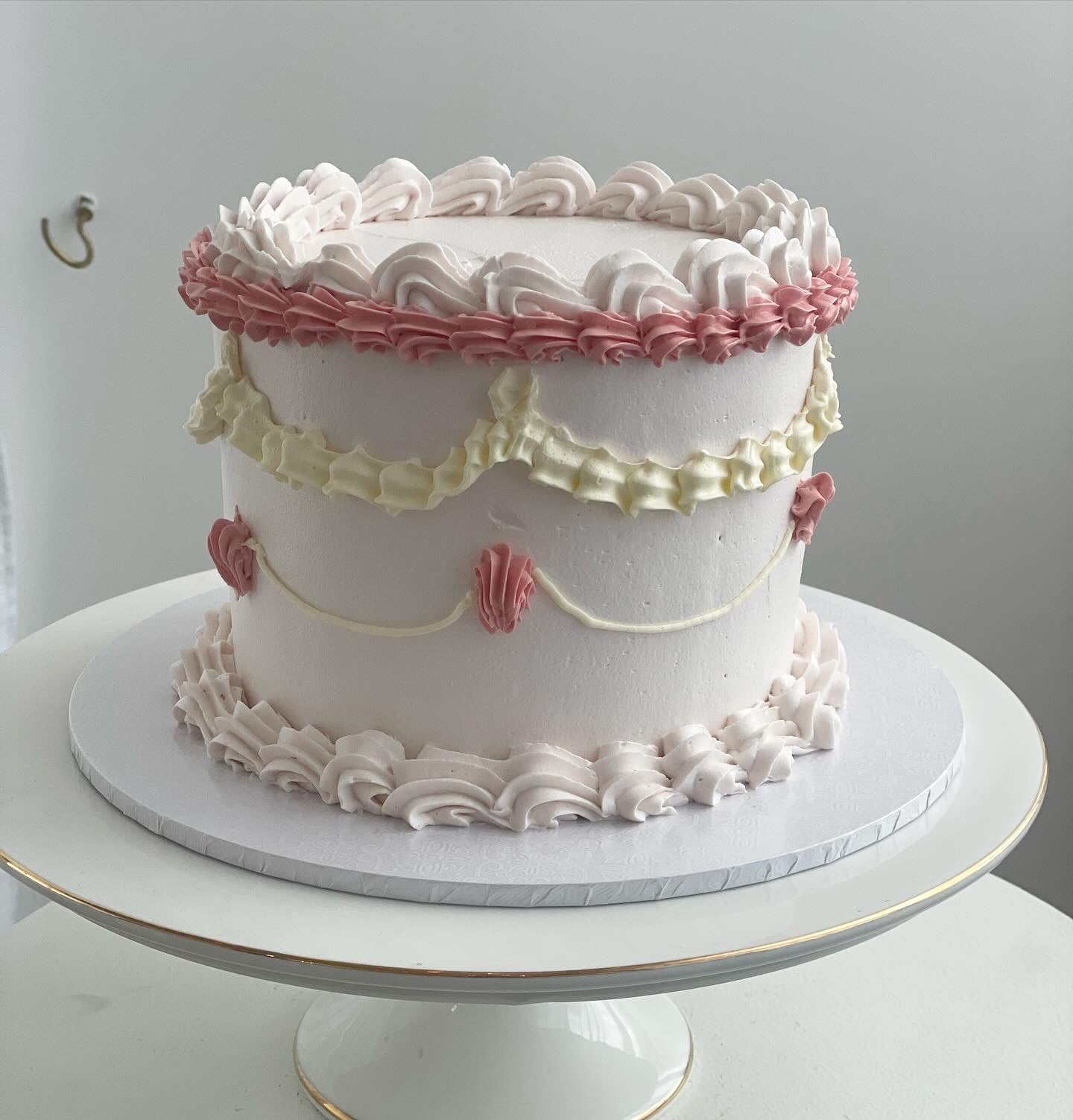 Vintage Round Frill Cake