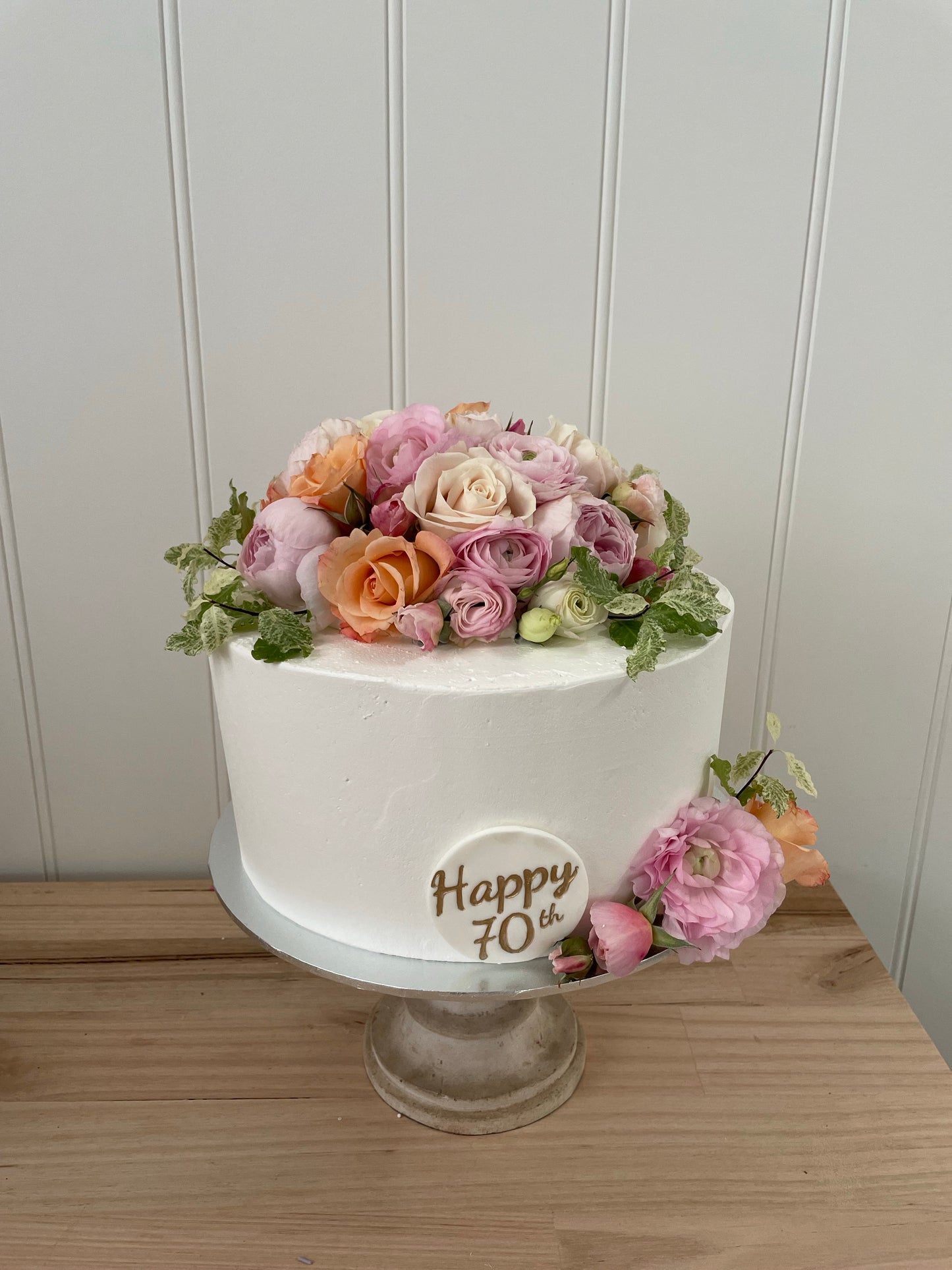 1 Tier Smooth Buttercream With Fresh Flowers