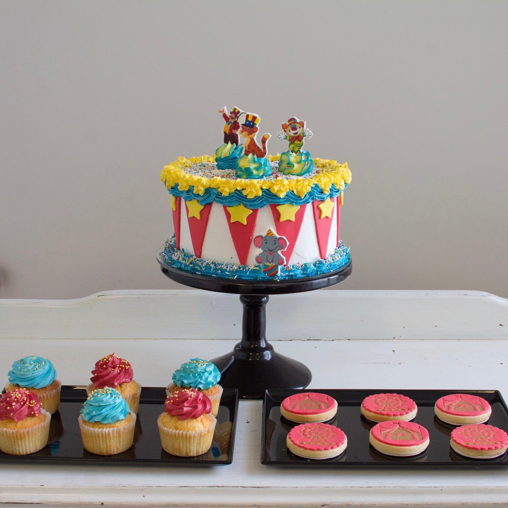 15 Circus Birthday Party Cake Ideas - Spaceships and Laser Beams