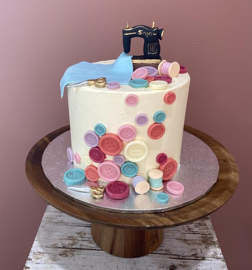 Birthday Cake Singer Sewing Machine! | thecraftycreek